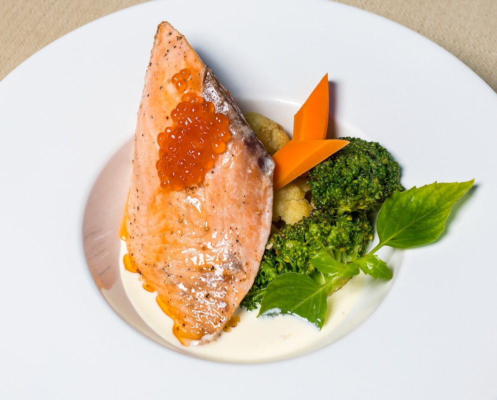 Nutritionist explaining arthritis diet strategies